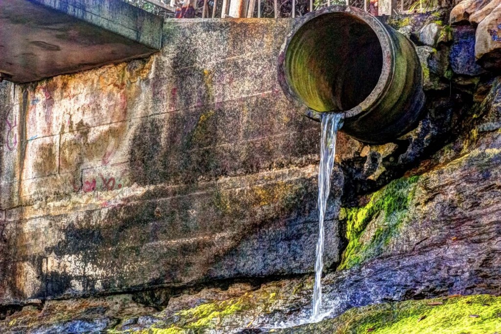 التخلص من المخلفات السائلة في المصارف العمومية