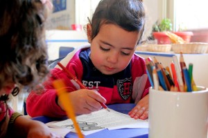 ما هي الوسائل الملائمة لتعليم طفلي القراءة والكتابة؟