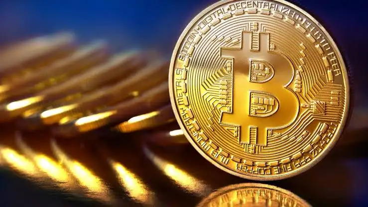 بتكوين تهوي دون 82 ألف دولار